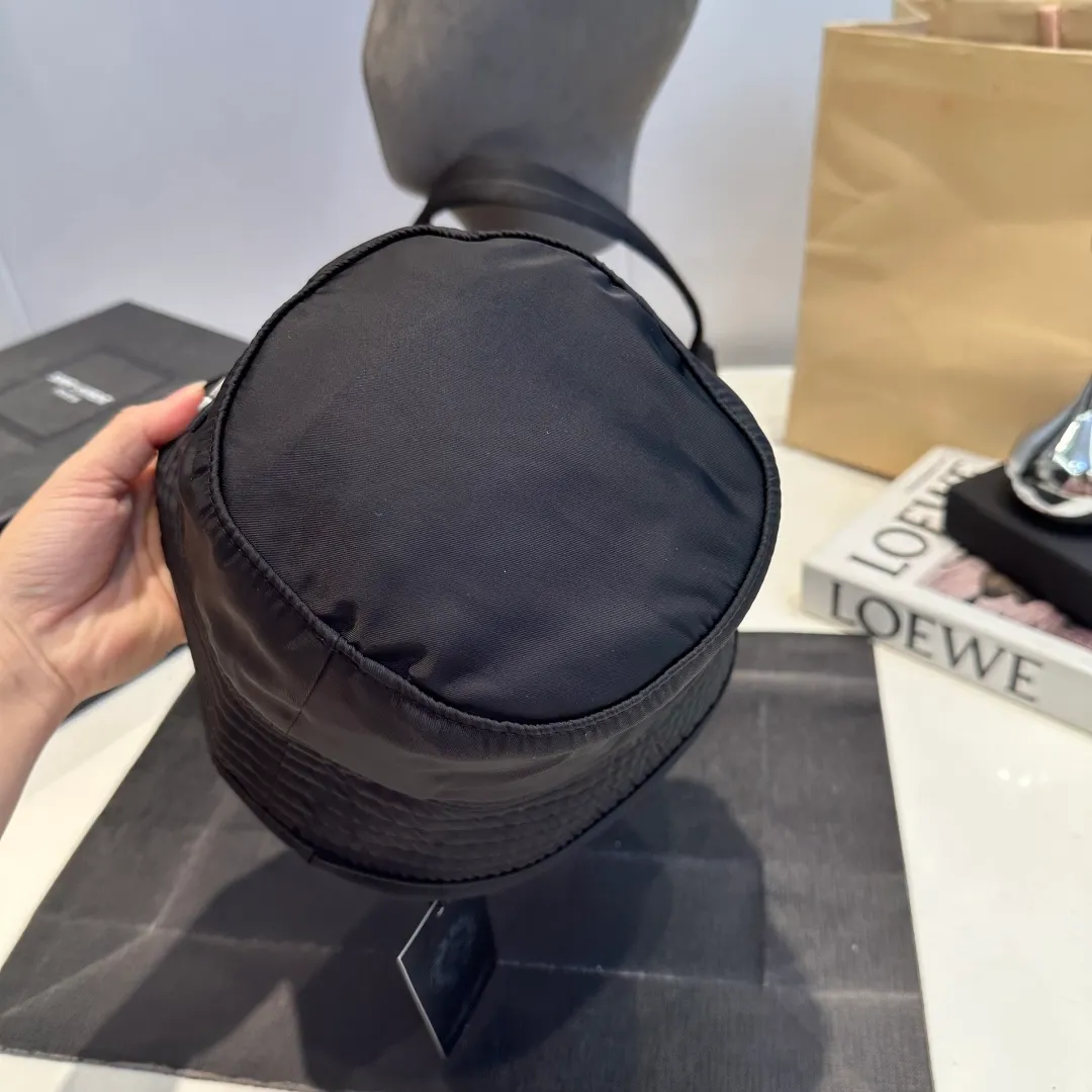 P70 𝐶ℎ𝑟𝑜𝑚𝑒 𝐻𝑒𝑎𝑟𝑡𝑠 Crow Heart Chocolate Barbie Pink Cross Leather Brand Horseshoe Roll Sleeves Sanskrit Letters Fisherman Hat Sun Hat